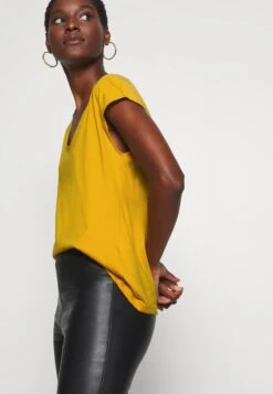 Anna Field T-Shirt Basic - Golden Yellow 3 Anna Field T-Shirt Basic - Golden Yellow -Anna Field 36233326716144f98f64f1c5b52e8f91 scaled