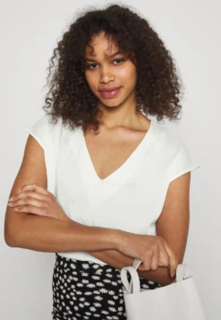 T-Shirt Basic - Off-White -Anna Field 7396f69cf9334655a4908ea604a7abef scaled