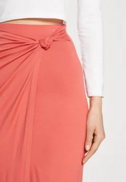 Anna Field Front Knot Midi Skirt - Kokerrok - Red -Anna Field 8784cdb6b86e44abb7ae439b3fd2e08a scaled