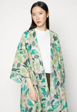 Anna Field Poncho - Green 3 Anna Field Poncho - Green -Anna Field b0331e130e894a549ec1fe86bdedb068 scaled
