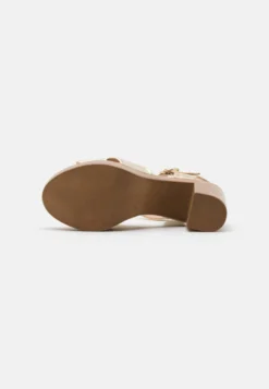 Anna Field Leather - Clogs - Gold 4 Anna Field Leather - Clogs - Gold -Anna Field c95af7d05a63474b913a1d5ee16420ad scaled
