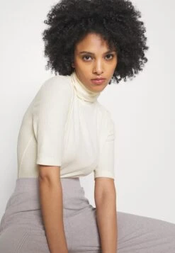 T-Shirt Basic -Off-White -Anna Field e6e857e7af5949c79320b1159b85dc4c scaled